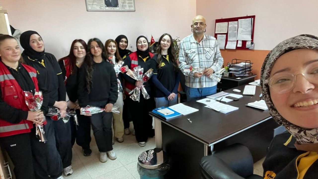 Sinop’ta öğrencilerden öğretmenlere çiçek