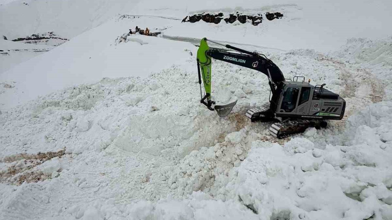 Şırnak’ta çığ düşen yolu açmak için ekipler seferber oluyor