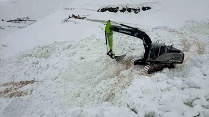 Şırnak’ta çığ düşen yolu açmak için ekipler seferber oluyor