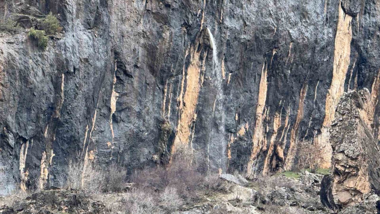 Şırnak’ta kayanın içinden dökülen sular hayran bırakıyor