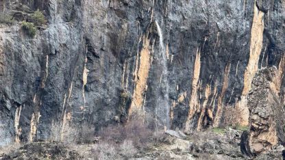 Şırnak’ta kayanın içinden dökülen sular hayran bırakıyor