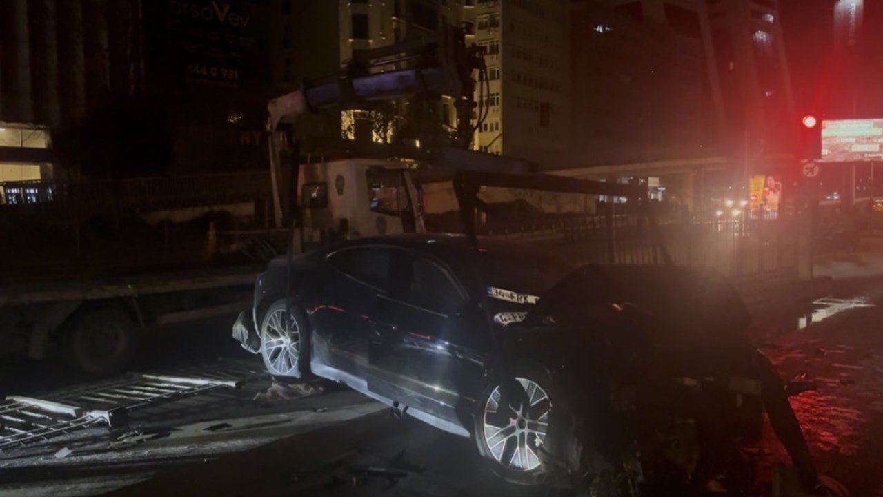 Şişli’de lüks otomobil kaza yaptı: 3 yaralı