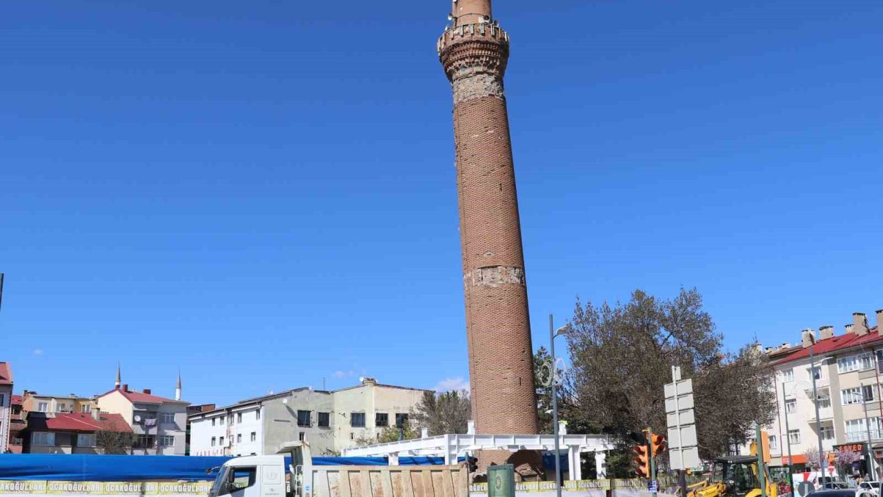 Sivas’ın 8 asırlık eğri minaresi restorasyona alındı