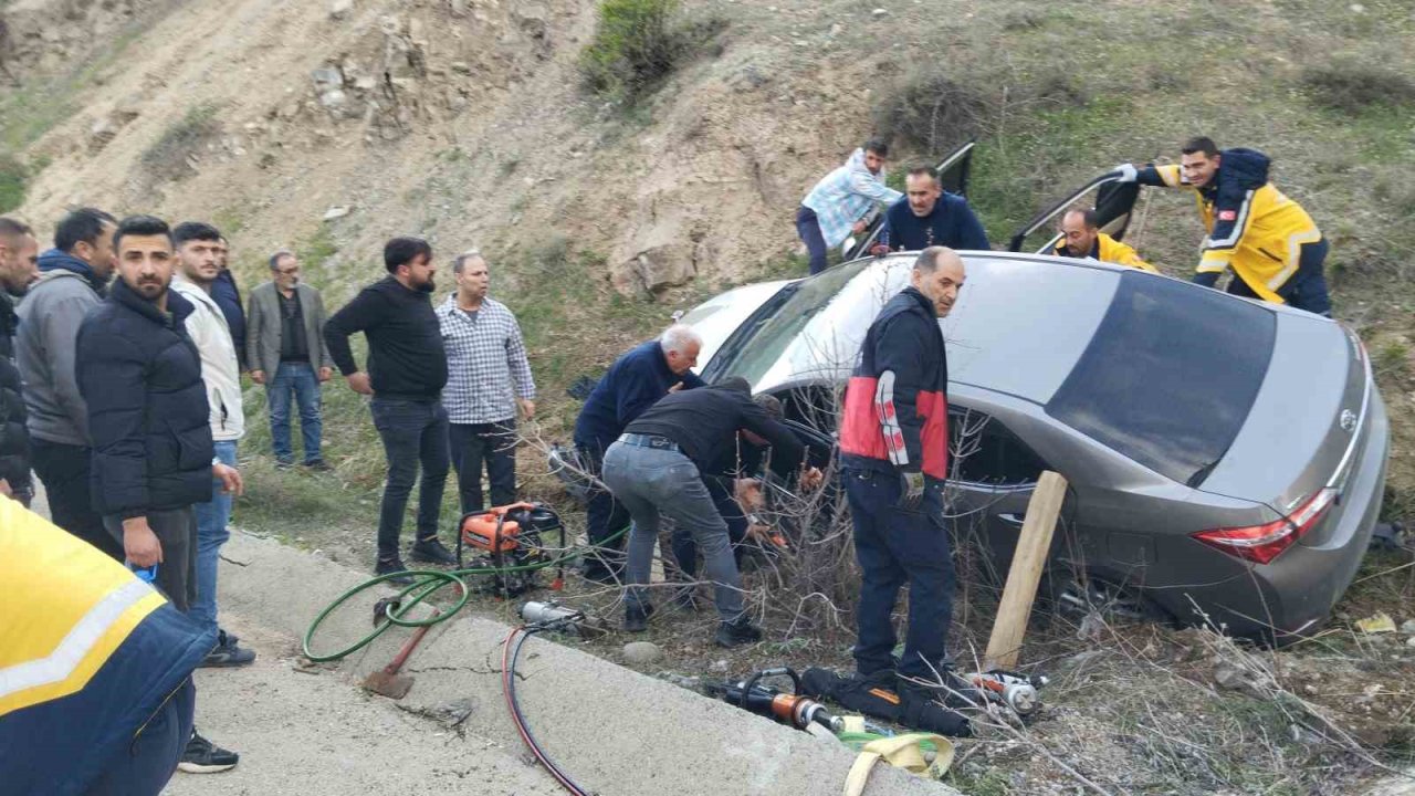 Sivas’ın Suşehri ilçesinde trafik kazası, 3 yaralı