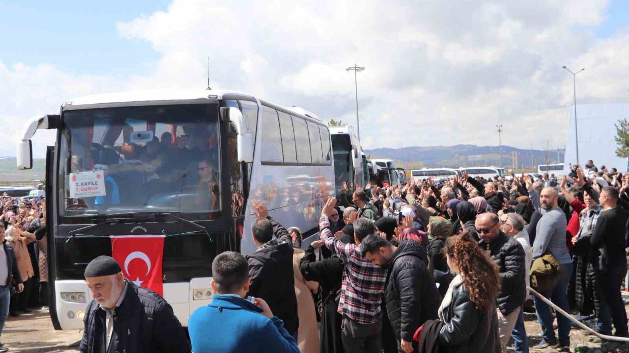 Sivas’ta 312 hacı adayı dualarla kutsal topraklara uğurlandı