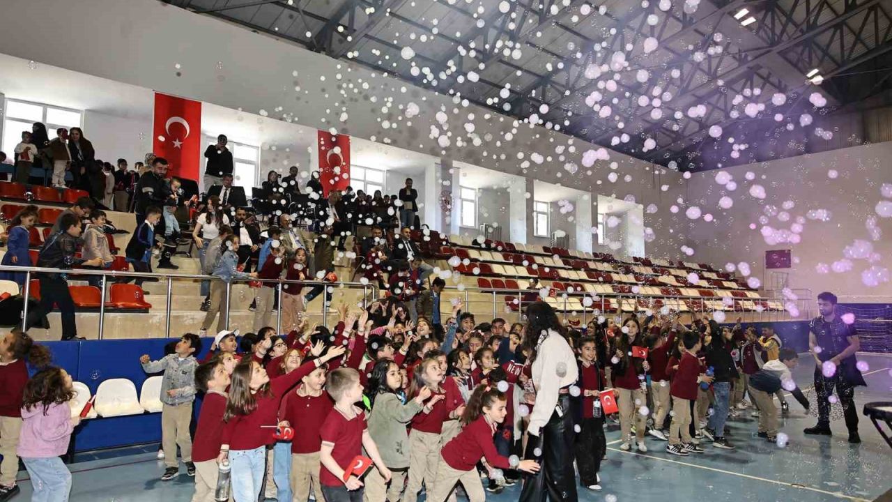 Sivas’ta çocuklar halk oyunlarıyla buluştu