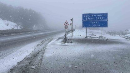 Sivas’ta kış geri döndü: Geçitler karla kaplandı