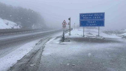 Sivas’ta kış geri döndü: Geçitler karla kaplandı