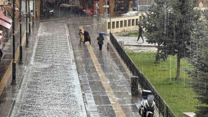 Sivas’ta kuvvetli yağmur etkili oldu, hazırlıksız yakalananlar sığınacak yer aradı