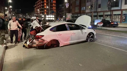 Sivas’ta üç kişinin yaralandığı kazada araç hurdaya döndü: O anlar kamerada