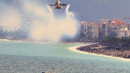 SOLOTÜRK Antalya’da nefes kesti: 23 Nisan kutlamalarında gökyüzü bayraklarla buluştu