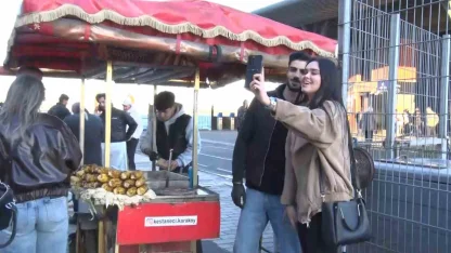 Sosyal Medyada yabancı turistlerin ilgi odağı olan kestaneci Alper Temel, "Amacım İstanbul’un ruhunu güzelliğini göstermek"