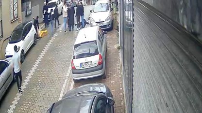 Sosyal medyadan tartıştıkları kadını sokak ortasında bayılana kadar dövdüler; o anlar kamerada