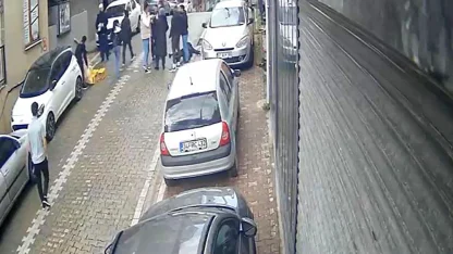 Sosyal medyadan tartıştıkları kadını sokak ortasında bayılana kadar dövdüler; o anlar kamerada