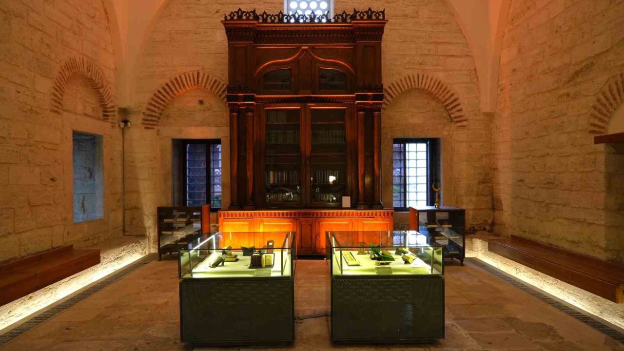 Sultan Abdülhamid Han’ın elleriyle yaptığı kitaplık Beyazıt Yazma Eser Kütüphanesi’nde 142 yıldır korunuyor