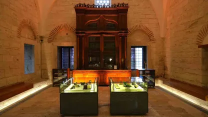 Sultan Abdülhamid Han’ın elleriyle yaptığı kitaplık Beyazıt Yazma Eser Kütüphanesi’nde 142 yıldır korunuyor