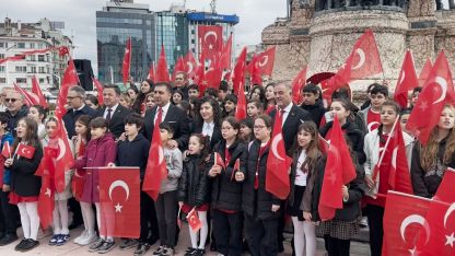 Taksim’de 23 Nisan töreni