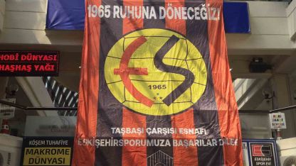 Taşbaşı esnafından Eskişehirspor’a bayraklarla destek