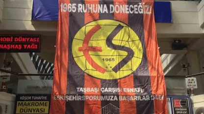 Taşbaşı esnafından Eskişehirspor’a bayraklarla destek