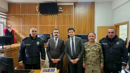 Tatvan Adliyesi’nde polislere sürpriz kutlama