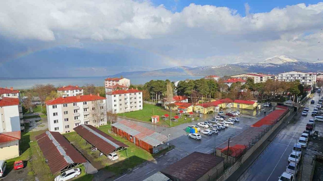 Tatvan’da gökkuşağı görsel şölen sundu