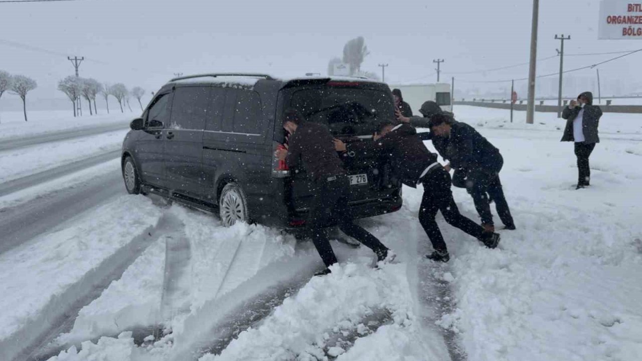 Tatvan’da nisan ayında şehir beyaza büründü