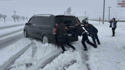Tatvan’da nisan ayında şehir beyaza büründü