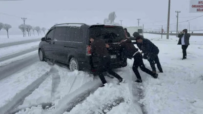 Tatvan’da nisan ayında şehir beyaza büründü