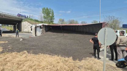 Tekirdağ’da ayçiçeği çekirdeği yüklü tır devrildi, trafik kilitlendi