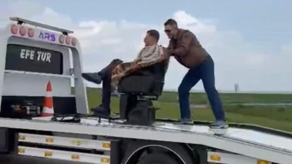 Tekirdağ’da görenler şaşırdı : Müşterisini çekici üzerinde traş etti