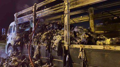 TEM otoyolunda tekstil yüklü kamyon alev aldı