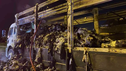 TEM otoyolunda tekstil yüklü kamyon alev aldı