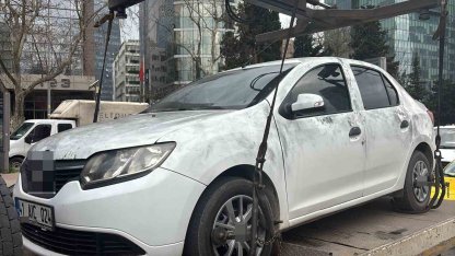 Teröristlerin kiraladığı otomobil incelemelerin ardından olay yerinden kaldırıldı