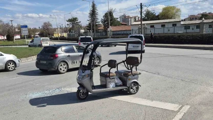 Ters yöne girmeye çalışan üç tekerlekli elektrikli araç kaza yaptı