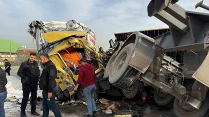 Tırların çarpıştığı feci kaza kamerada