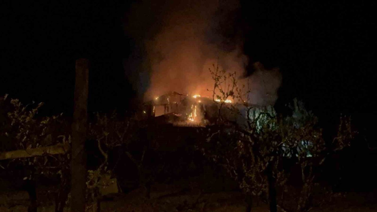 Tokat’ta çıkan yangında ev kullanılamaz hale geldi