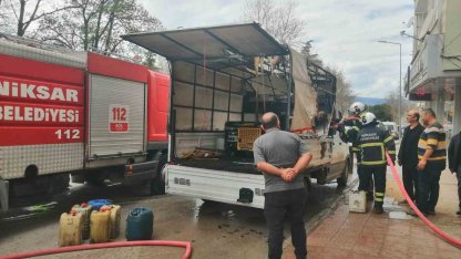 Tokat’ta jeneratörden çıkan kıvılcım aracı yaktı