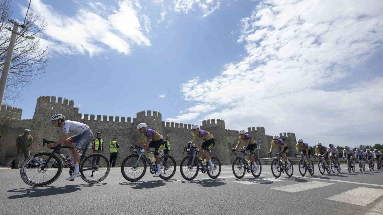 Tour Of Mersin’in ilk etabı Anamur’dan başladı, sporcular 118 kilometre pedalladı
