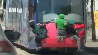 Tramvayın arkasına tutunan çocuklar yürekleri ağza getirdi