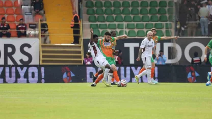 Trendyol Süper Lig: Corendon Alanyaspor: 0 Trabzonspor: 0  (İlk yarı)