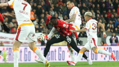 Trendyol Süper Lig: Gençlerbirliği: 0 - Galatasaray: 2 (İlk yarı)