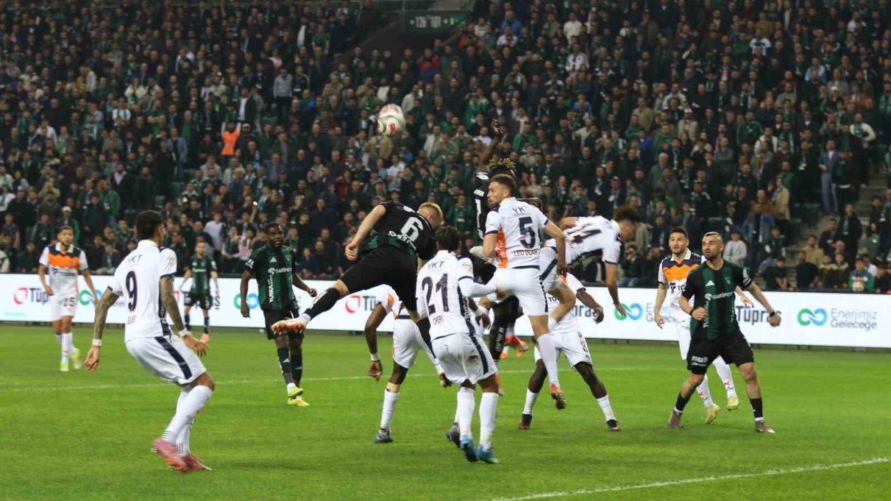 Trendyol Süper Lig: Kocaelispor: 0 - Başakşehir: 0 (Maç devam ediyor)