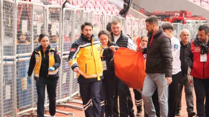 Tribünde epilepsi nöbeti geçiren taraftara sağlık ekipleri müdahale etti