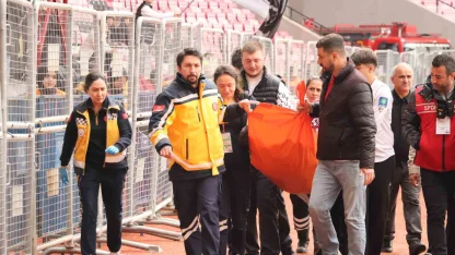 Tribünde epilepsi nöbeti geçiren taraftara sağlık ekipleri müdahale etti