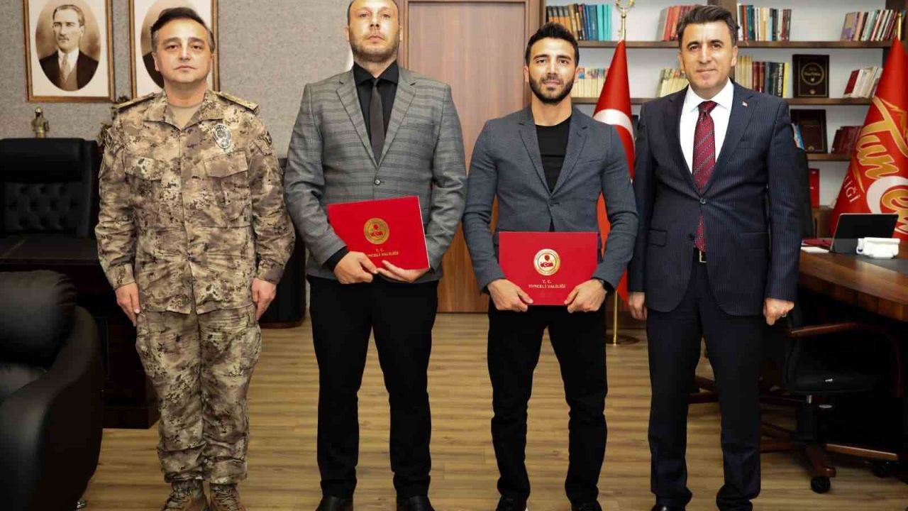 Tunceli’de boğulma tehlikesi geçiren çocuğu kurtaran polisler ödüllendirildi