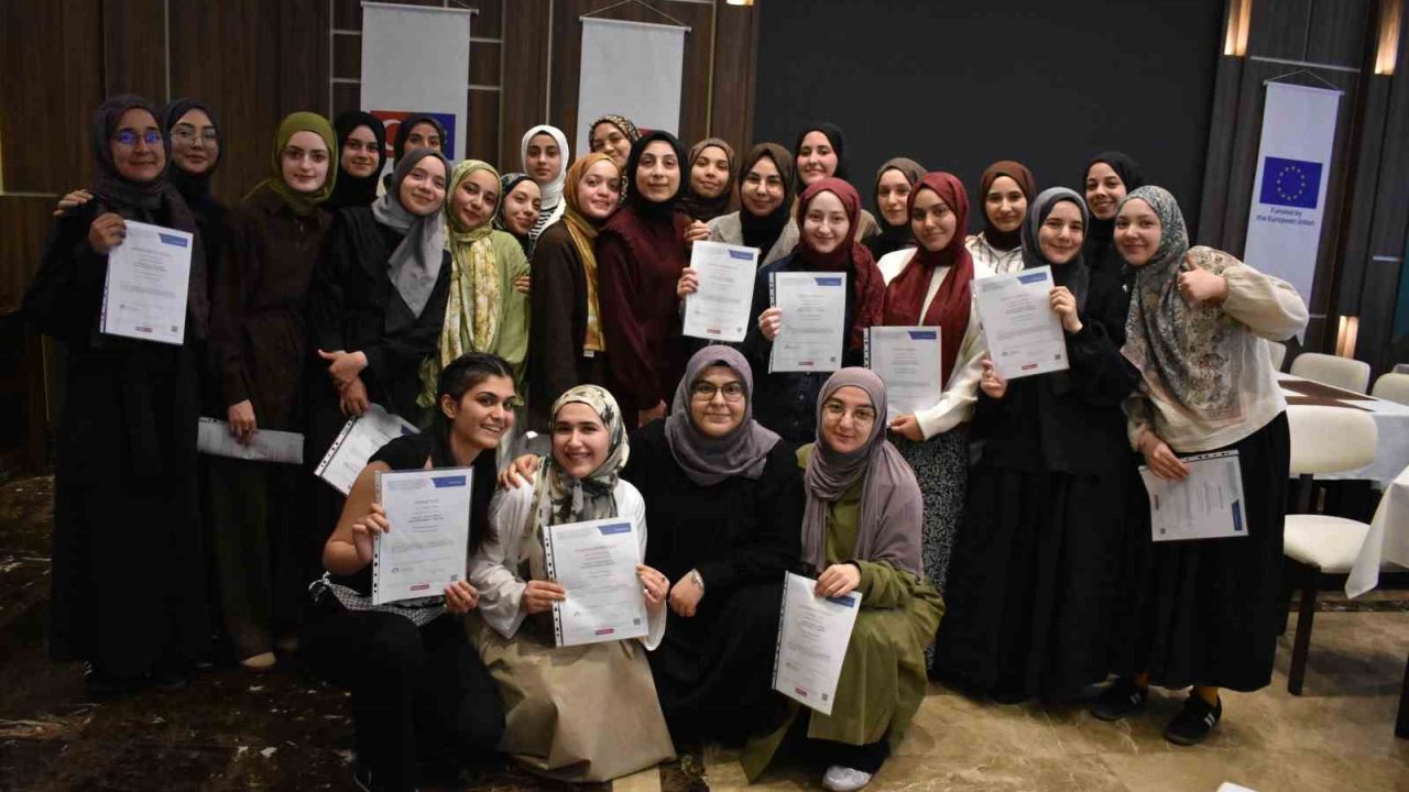 TÜRGEV’den dijital hamle: 3 ülkeden gençler Kosova’da dezenformasyona karşı ortak çözüm üretti