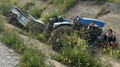 Turgutlu’da ön lastiği fırlayan traktör takla attı: 2 yaralı