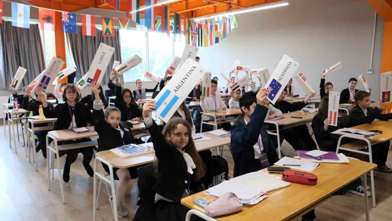 Türk ve Rus öğrenciler aynı masada