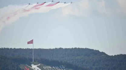 ‘Türk Yıldızları’ Çanakkale semalarında nefesleri kesti