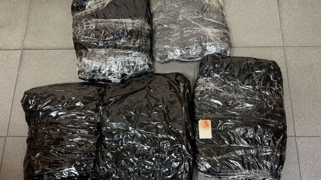 Türk yolcunun belinden 5 kilo 510 gram uyuşturucu çıktı